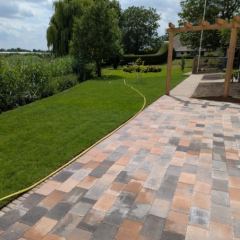 Nieuw terras en nieuw gazon van graszoden. - Hoveniersbedrijf C.K. van Mourik de hovenier voor West Betuwe, Tiel, Culemborg, Geldermalsen, Buren