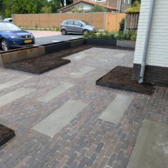 Verharding met gebakken dikformaten in combinatie met Schellevis tegels 40x80 en 30x80 grijs. - Hoveniersbedrijf C.K. van Mourik de hovenier voor West Betuwe, Tiel, Culemborg, Geldermalsen, Buren