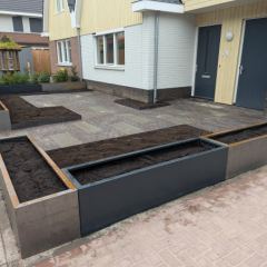 Tuinaanleg voortuin verharding, bloembakken, cortenstaal, gecoat staal, tegels, gebakken stenen - Hoveniersbedrijf C.K. van Mourik de hovenier voor West Betuwe, Tiel, Culemborg, Geldermalsen, Buren