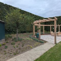 Beplanting ingeplant bij de pergola. - Hoveniersbedrijf C.K. van Mourik de hovenier voor West Betuwe, Tiel, Culemborg, Geldermalsen, Buren