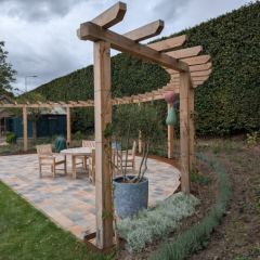 Robuuste pergola met kiwi's. - Hoveniersbedrijf C.K. van Mourik de hovenier voor West Betuwe, Tiel, Culemborg, Geldermalsen, Buren