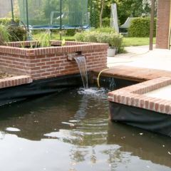 Vijver met overstort in aanleg: vullen met water - Hoveniersbedrijf C.K. van Mourik