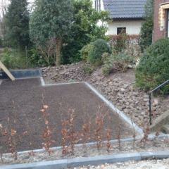 Tuin met diverse niveau verschillen. Verschillende oplossingen van grondkering - Hoveniersbedrijf C.K. van Mourik