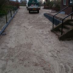 Oprit met ondergrond van breekpuin. Afwerking met grindplaten en grind volgt nog - Hoveniersbedrijf C.K. van Mourik