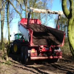 Compost aanvoeren voor grondverbetering-Hoveniersbedrijf C.K. van Mourik