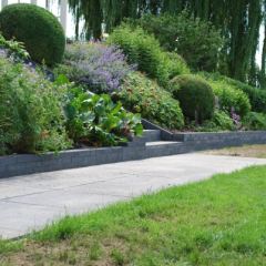 Trap en keermuur gemaakt van betonstenen 20 x 30 en tegels 80x40. Hoveniersbedrijf C. K. van Mourik