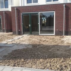 Grond bij oplevering van nieuwbouw woning. Voorbeeld van hoe het niet moet. - Hoveniersbedrijf C.K. van Mourik - Hoveniersbedrijf C.K. van Mourik