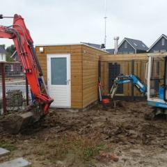 Uitvoeren van het grondwerk. Met het juiste materieel is dit goed en snel uit te voeren. Hoveniersbedrijf C.K. van Mourik