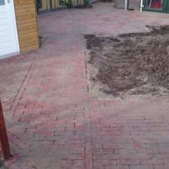 Bestratingspatroon met gebakken Dikformaten en Kaiserstones extra Ruby Black in wildverband. Diagonalen zorgen voor optische verbreding van de tuin. -Hoveniersbedrijf C.K. van Mourik-