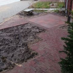 Bestrating voortuin: gebakken Dikformaten Ruston rood en Kaiserstones Ruby Black wildverband. -Hoveniersbedrijf C.K. van Mourik-