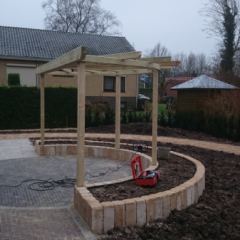 Ronde pergola, maatwerk voor dit project - Hoveniersbedrijf C.K. van Mourik