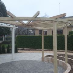 Ronde pergola, bestrating Smartton Matterhorn wildverband en gebakken Waalformaat Reno zwart - Hoveniersbedrijf C.K. van Mourik