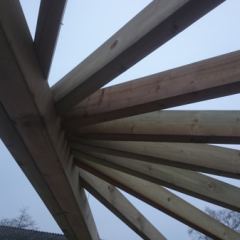 Detail van de liggers voor de ronde pergola - Hoveniersbedrijf C.K. van Mourik