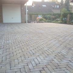 Gebakken Dikformaat zwartbruin in combinatie met rand Porfierkeitjes 10x12 - Hoveniersbedrijf C.K. van Mourik