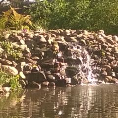 Waterval gemaakt van maaskeien  - Hoveniersbedrijf C.K. van Mourik