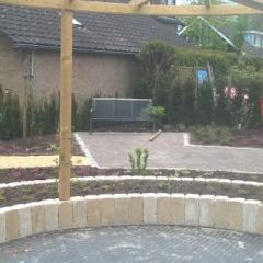 Verhoogde border met bodembedekkers  - Hoveniersbedrijf C.K. van Mourik