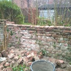 Tuinmuur restaureren met kloostermoppen - Hoveniersbedrijf C.K. van Mourik