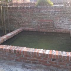 Vijver als een geheel met oude tuinmuur en waterval - Hoveniersbedrijf C.K. van Mourik