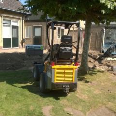 Tuinaanleg met inzet van verschillend materieel voor grondverzet en bestrating.- Hoveniersbedrijf C.K. van Mourik