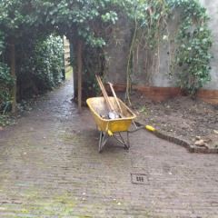 Begin van de renovatie van een stadstuin. Hoveniersbedrijf C.K. van Mourik Geldermalsen - Tiel - Culemborg