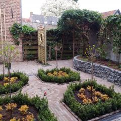 Engelse stadstuin met maatwerk houtwerk Hoveniersbedrijf C.K. van Mourik