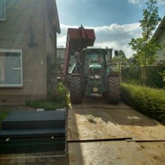 Aan- en afvoer van materiaal met groot materieel. Hoveniersbedrijf C.K. van Mourik