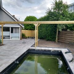 Bestrating, vijver en pergola. Hoveniersbedrijf C.K. van Mourik