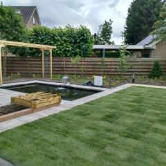 Complete tuinaanleg: verlichting, houtwerk, beplanting, bestrating, vijver en gazon. Hoveniersbedrijf C.K. van Mourik