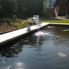 RVS waterval inclusief LED verlichting. Hoveniersbedrijf C.K. van Mourik