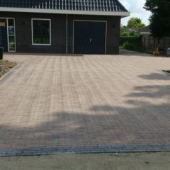 Grote oprit bestraat met gebakken dikformaten. Hoveniersbedrijf C.K. van Mourik Geldermalsen - Tiel - Culemborg