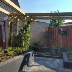 Tuinieren op hoogte met verhoogde borders en pergola. Hoveniersbedrijf C.K. van Mourik Geldermalsen - Tiel - Culemborg