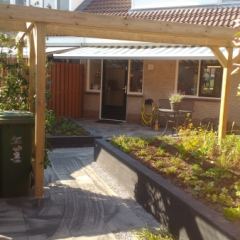 Verhoogde borders en pergola van duurzame materialen. Hoveniersbedrijf C.K. van Mourik Geldermalsen - Tiel - Culemborg