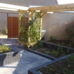 Achtertuin renovatie: regenbestendig en met meer groen. Hoveniersbedrijf C.K. van Mourik Geldermalsen - Tiel - Culemborg