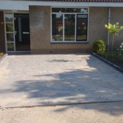 Voortuin renovatie met nieuwe oprit en beplanting. Hoveniersbedrijf C.K. van Mourik Geldermalsen - Tiel - Culemborg