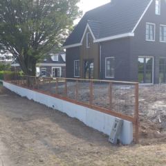Hoogteverschil opvangen met beton elementen. Hoveniersbedrijf C.K. van Mourik Geldermalsen - Tiel - Culemborg
