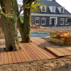 Vlonder rondom bomen gemaakt. Hoveniersbedrijf C.K. van Mourik Geldermalsen - Tiel - Culemborg