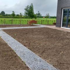 Borders plantklaar met splitpaden eromheen Hoveniersbedrijf C.K. van Mourik Geldermalsen - Tiel - Culemborg