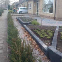 Voortuin met pad van Schots graniet Hoveniersbedrijf C.K. van Mourik Geldermalsen - Tiel - Culemborg