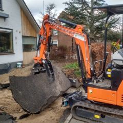 Verwijderen van oude verharding met eigen minigraver - Hoveniersbedrijf C.K. van Mourik Geldermalsen Tiel Culemborg