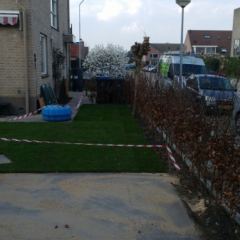 Zijtuin: betontegels 60x60, graszoden en beukenhaag - Hoveniersbedrijf C.K. van Mourik Geldermalsen Tiel Culemborg