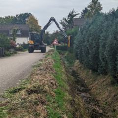 Haag knippen met hydraulisch maaidek - Hoveniersbedrijf C.K. van Mourik de hovenier voor West Betuwe, Tiel, Culemborg, Geldermalsen, Buren