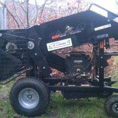 Met deze compacte versnipperaar, met een breedte van 80 cm, is het mogelijk om tot bij het gesnoeide hout te komen en ter plekke te versnipperen. Per uur kan er 6 m3 takken met een maximum van 12 cm dikte versnipperd worden. De houtsnippers kunnen he