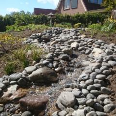Waterval gemaakt van zwerfkeien, cement en rubberfolie-Hoveniersbedrijf C.K. van Mourik