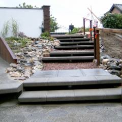 Waterval met betonnen brug - Hoveniersbedrijf C.K. van Mourik Tuinontwerp Katja Dupont IJzerhart Tuinarchitekt