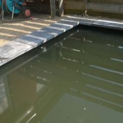 Het teveel aan water door regenval wordt afgevoerd door deze overstort, welke is aangesloten op het riool of dmv bezinking in het grondwater kan infiltreren- Hoveniersbedrijf C.K. van Mourik