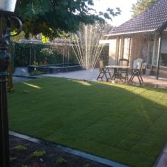 Gerenoveerde tuin met borders, vijver en gazon - Hoveniersbedrijf C.K. van Mourik
